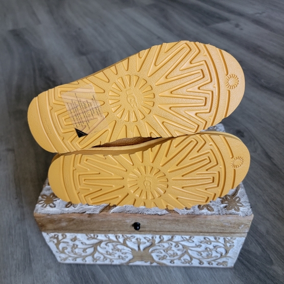 UGG Neumel Boot - Picture 7 of 8